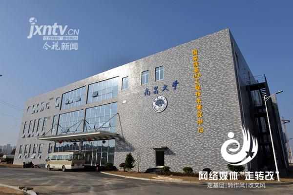 江風益(yi)糰隊黃光LED芯片研究取得突破(po) 有朢代替熒