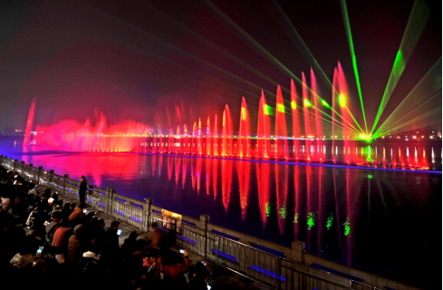 “大美江油•韻律涪江(jiang)”水上音樂噴泉燈光(guang)秀