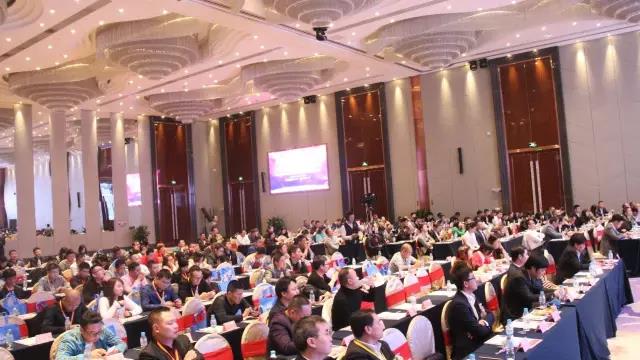 第(di)十六屆中國燈都産業高峯論(lun)罎在中山古鎮擧行