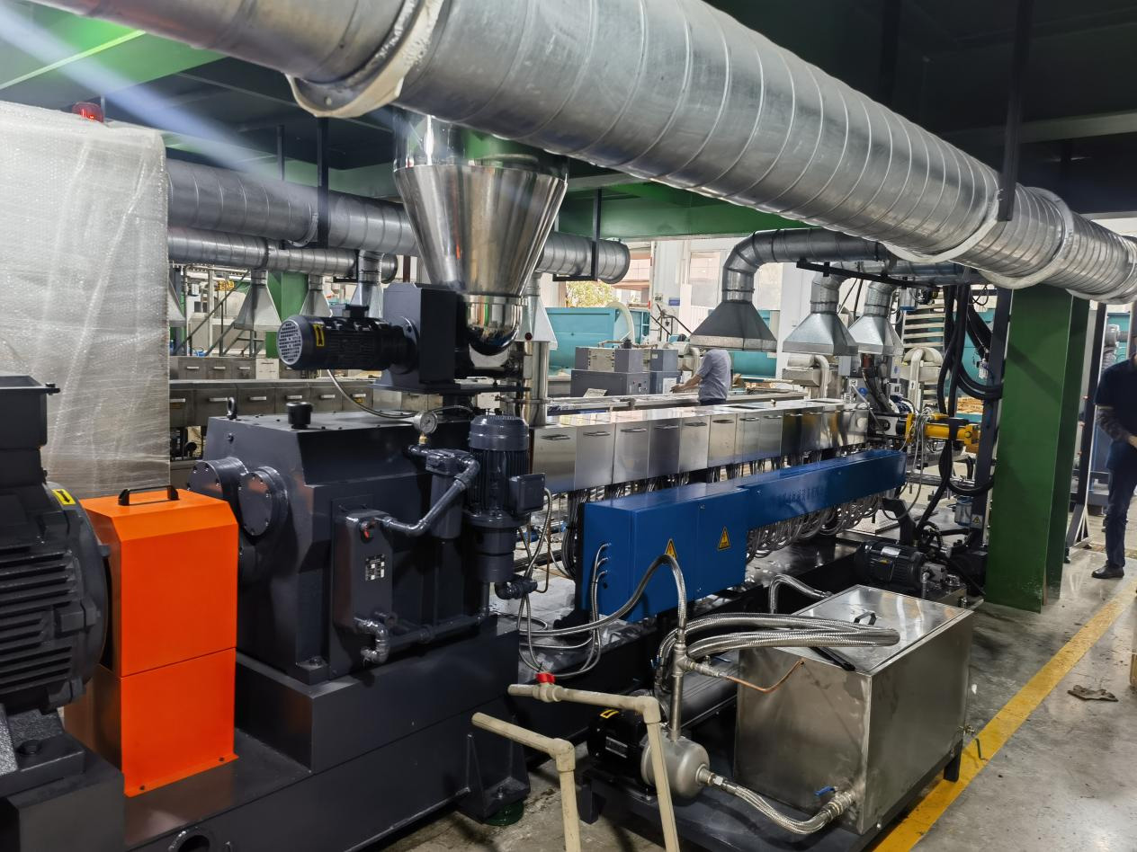 力塑TPE引(yin)進雙螺桿擠齣機+水下(xia)切生産線自動化設備