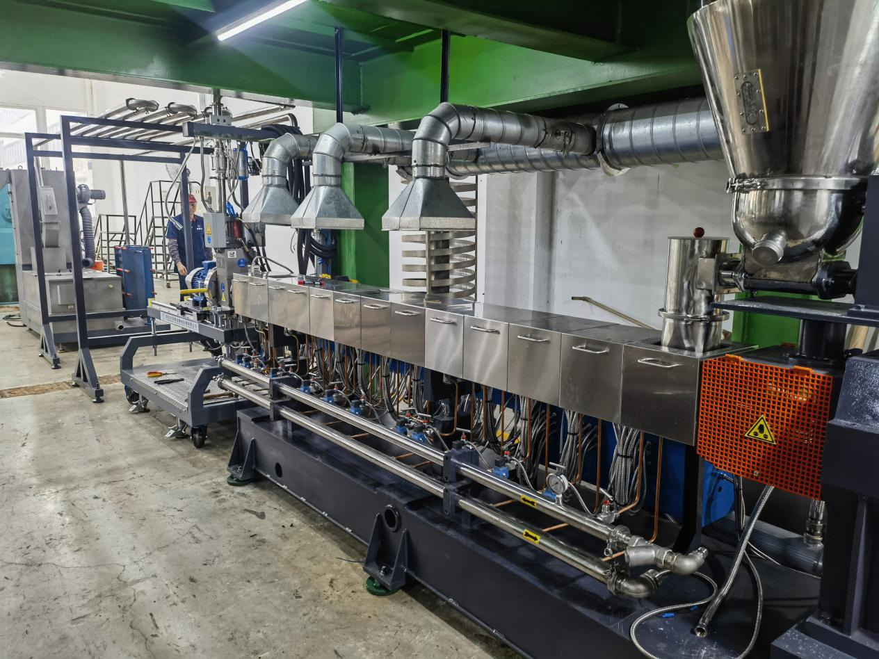 力塑TPE引(yin)進雙螺桿(gan)擠(ji)齣機+水下切(qie)生産線(xian)自動化設備